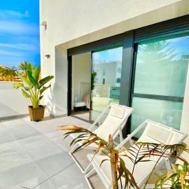 CHALET CON PISCINA PRIVADA EN LA URB. DE PUERTO REY, hotel in Los Amarguillos