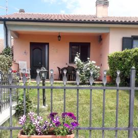 Residence Ai Campi Da Golf Saturnia, Hotel in Saturnia