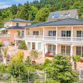 Villa Eifelpalace am Nürburgring, hotel i Adenau