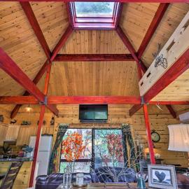 Furnished Deck: Romantic Strawberry/Pine Studio!