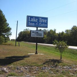 Lake Tree Inn & Suites、マリオンのホテル