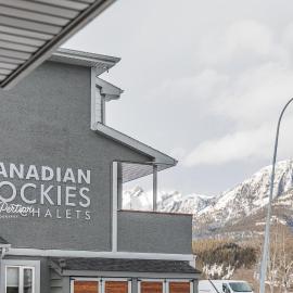 Canadian Rockies Chalets by Trilink - 2 & 3 Bedroom Condos - Self Check-In - Walking Distance to Downtown - Free Parking - Pet-Friendly - No AC, hotel en Canmore