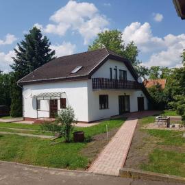 Czinege Vendégház - Nagy ház, hotel in Poroszló