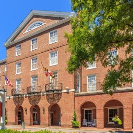 The Tidewater Inn, מלון באיסטון
