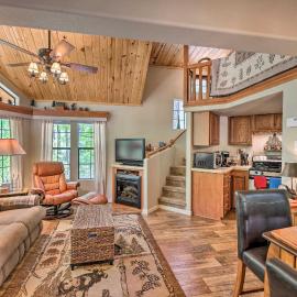 Gateway to Sunrise Resort! Show Low Cabin w/ Deck, hotelli kohteessa Show Low