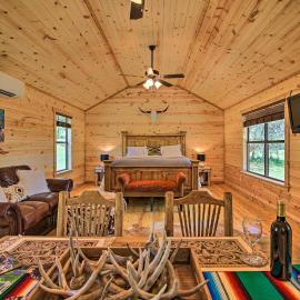 Rustic-Chic Country Cabin - 10 Mi to Main Street!, hotel in Fredericksburg