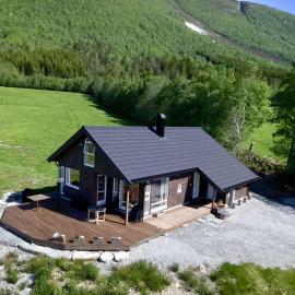 Heinåli Hytta, hotel in Isfjorden