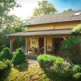 Green Hills Cottage with Pool & Magnificent View, hotel in Ravnice-Desinićke