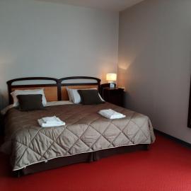 LOGIS - Hôtel & Restaurant le Grand Terre, hotel i Chartronges