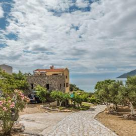 Chara House, hotel u gradu Skutarion