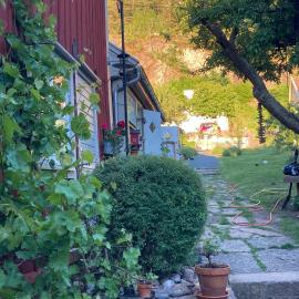 Pinglans bakficka, hotel di Granna