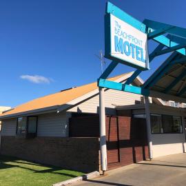 Beachfront Motel، فندق في خليج أبولو
