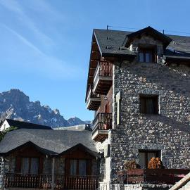 Apartamentos Blasco, hotel in Tramacastilla de Tena