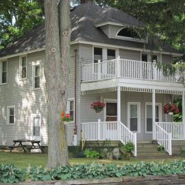 Devil's Lake Inn and Devil's Lake Inn Too, hotel a Manitou Beach