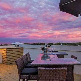 Top-floor beachside apartment with views, viešbutis mieste Kasuarina