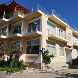 Garden apartment 20m from the sea, хотел в Kírra