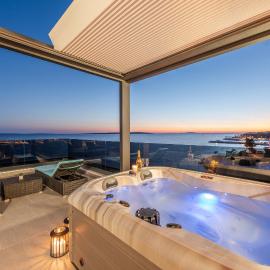 Mediteran luxury penthouse with jacuzzi, hotel in Mandre