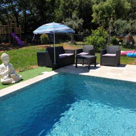 Logement cosy avec piscine chauffée, jacuzzi, jardin et climatisation