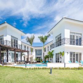 Amazing Private Villa with Chef and Maids