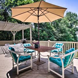 Scenic Smith Mountain Lake Getaway w/ Deck + Dock!, hotel in Huddleston