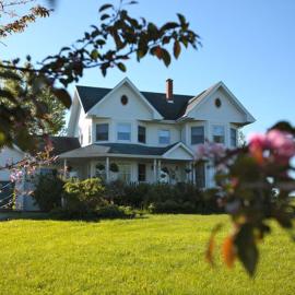 Twin Peaks B&B, hotelli kohteessa Mindemoya