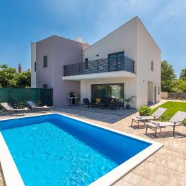 Villa Isabel with Heated Pool near Poreč, Hotel in Vržnaveri