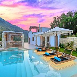 Blue Lake Villa Heated Pool, hotell i Jeorjoúpoli