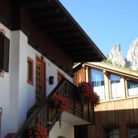 casa claudio-APPARTAMENTI IN CENTRO, hotel in Campitello di Fassa
