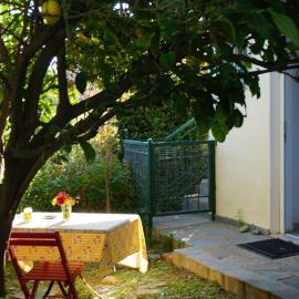 Cosy guest house with private yard, ξενοδοχείο σε Saronida