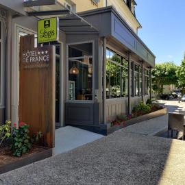 Logis Hôtel Restaurant de France: Saint-Geniez-dʼOlt şehrinde bir otel