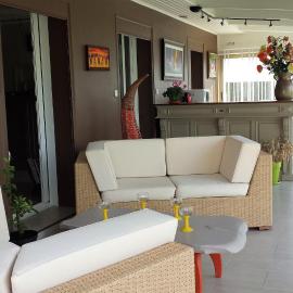 CHAMBRE PRIVEE AVEC SALON, garage voiture, vélos, motos