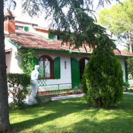 I Pini House, hotel in Magione