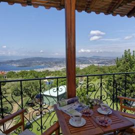IATROU HOUSE- villa WITH INCREDIBLE VIEW, hotel in Portaria