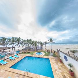 G2 Beach Hotel, מלון באקירז