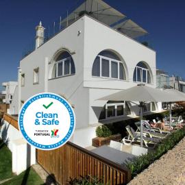 Golden Beach Guest House & Rooftop Bar, hótel í Faro