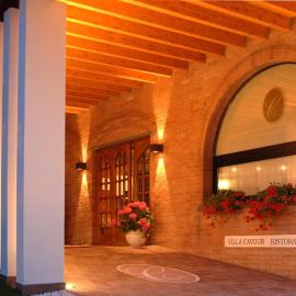 Villa Cavour โรงแรมในBottanuco