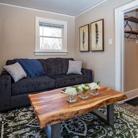 Cozy Carriage House - Walk to UNC + Free Bikes, hotel u gradu Grili