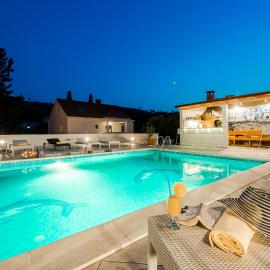 Deluxe Apartment Paula with private Pool and Sauna, hotell i Čibača