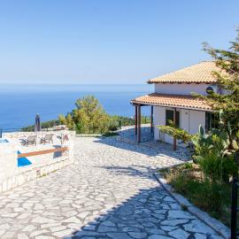 Villa Skyfall, hotel v mestu Kalamitsi