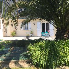 Côté jardin des Charmilles – hotel w mieście Quettehou
