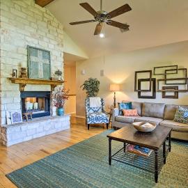 Private Dock! Family Retreat on Guadalupe River, hotel a Seguin