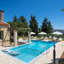 BOUTIQUE VILLA PETRA AMANDA Heated pool optional, מלון בFílippos