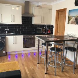 Ground floor 2 bed apartment in central location with private access to 7 miles of sandy beach (sleeps 4), hotel in Brean