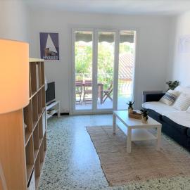 Beaux appartements climatisés - 3 pièces - espaces extérieurs - parking - proche plage, hotel a Hyères
