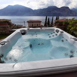 BMP APARTMENT DELUXE 2 JACUZZI RISCALDATA PRIVATA vista Lago di Garda, hotell sihtkohas Brenzone sul Garda