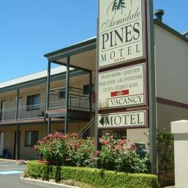 Armidale Pines Motel、アーミデールのホテル