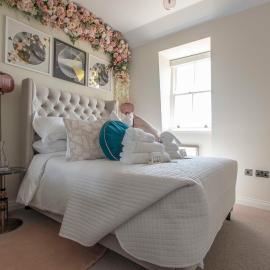 Beautiful, modern 1 bedroom luxury apartment with free allocated onsite parking in Hope Place Bath, City Centre with Beautiful City Views, a stones throw from The Royal Crescent in Bath, hotel Bathban