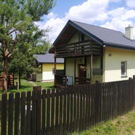 Domki nad jeziorem, hotel u gradu Dombrovno
