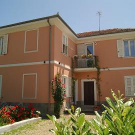 Il Melo Antico - appartamenti in villa d'epoca nel cuore del Monferrato โรงแรมในAcqui Terme