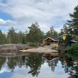 Luxury Holiday Home with Private Lake، فندق في Vehmaa